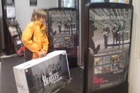 © Robert Rotifer Oskar trägt Spiel aus dem Megastore